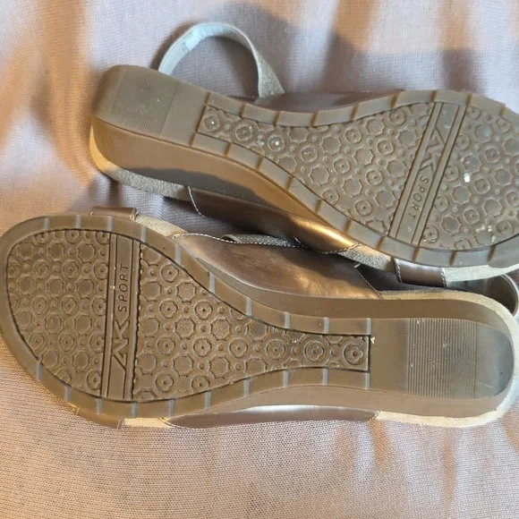 Anne Klein Women's Cream and Gold Sandals - Picture 4 of 6